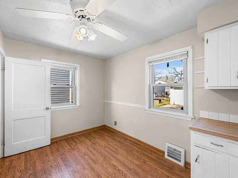 2438 Brookdale Ave — Photo 9
