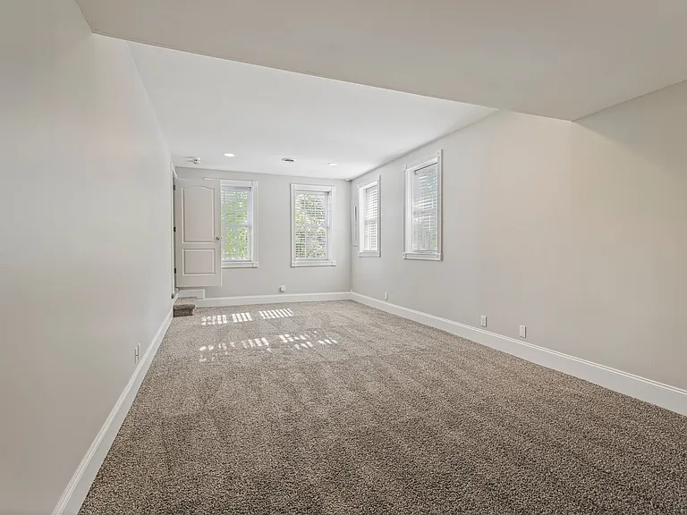 604 Clayborne Ct — Photo 32