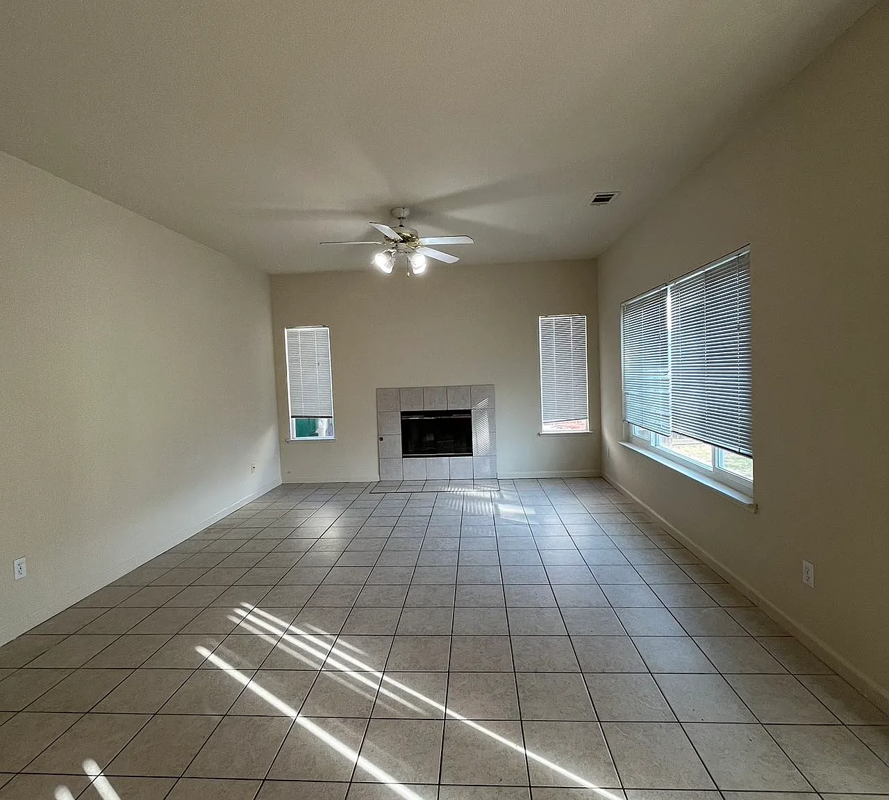 5 bed, 2280 sqft, $2,950 — Photo 4