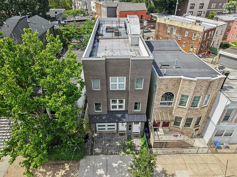 131 Zabriskie St — Photo 44