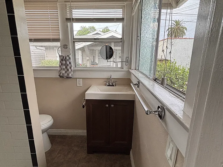 3662 1/2 Arlington Ave — Photo 10