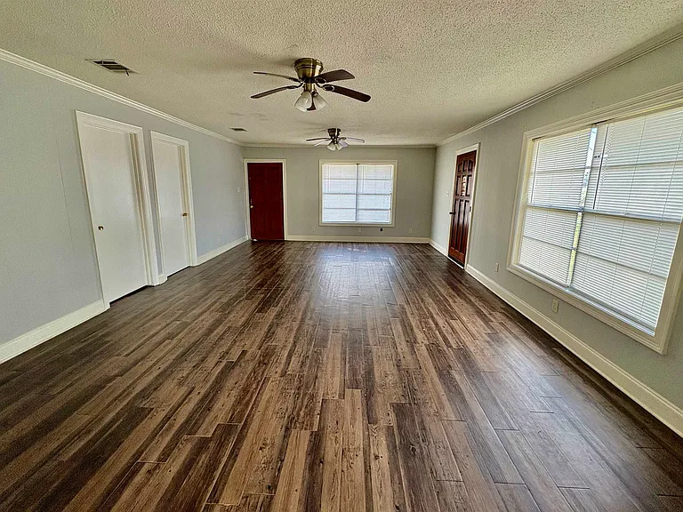 1228 Susan St — Photo 3