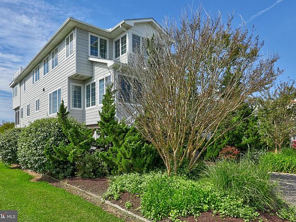 3rd image of 108 Parkwood St