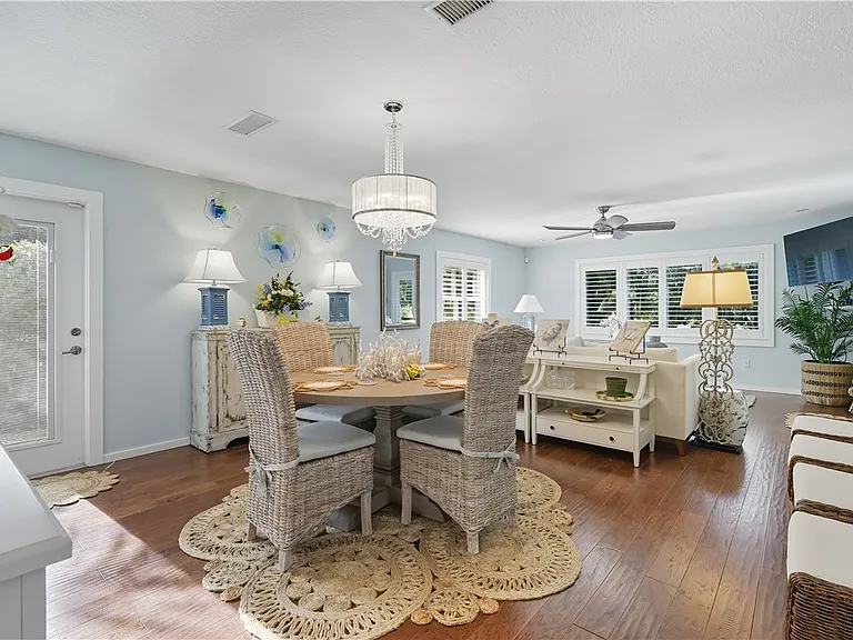 676 Royal Palm Pl — Photo 4