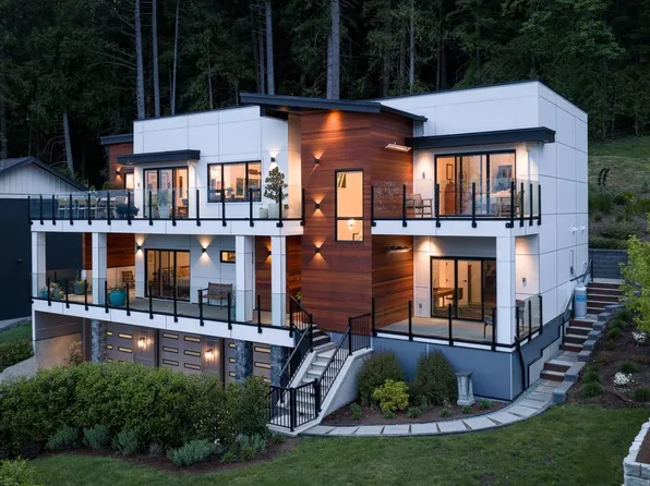 10900 Greenpark Dr, North Saanich, BC V8L 5N5