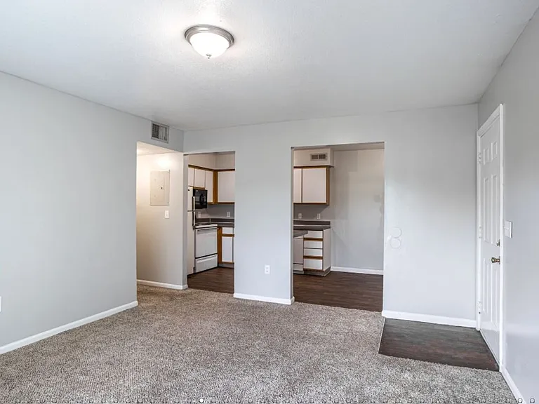 August Place Apartments — Photo 31
