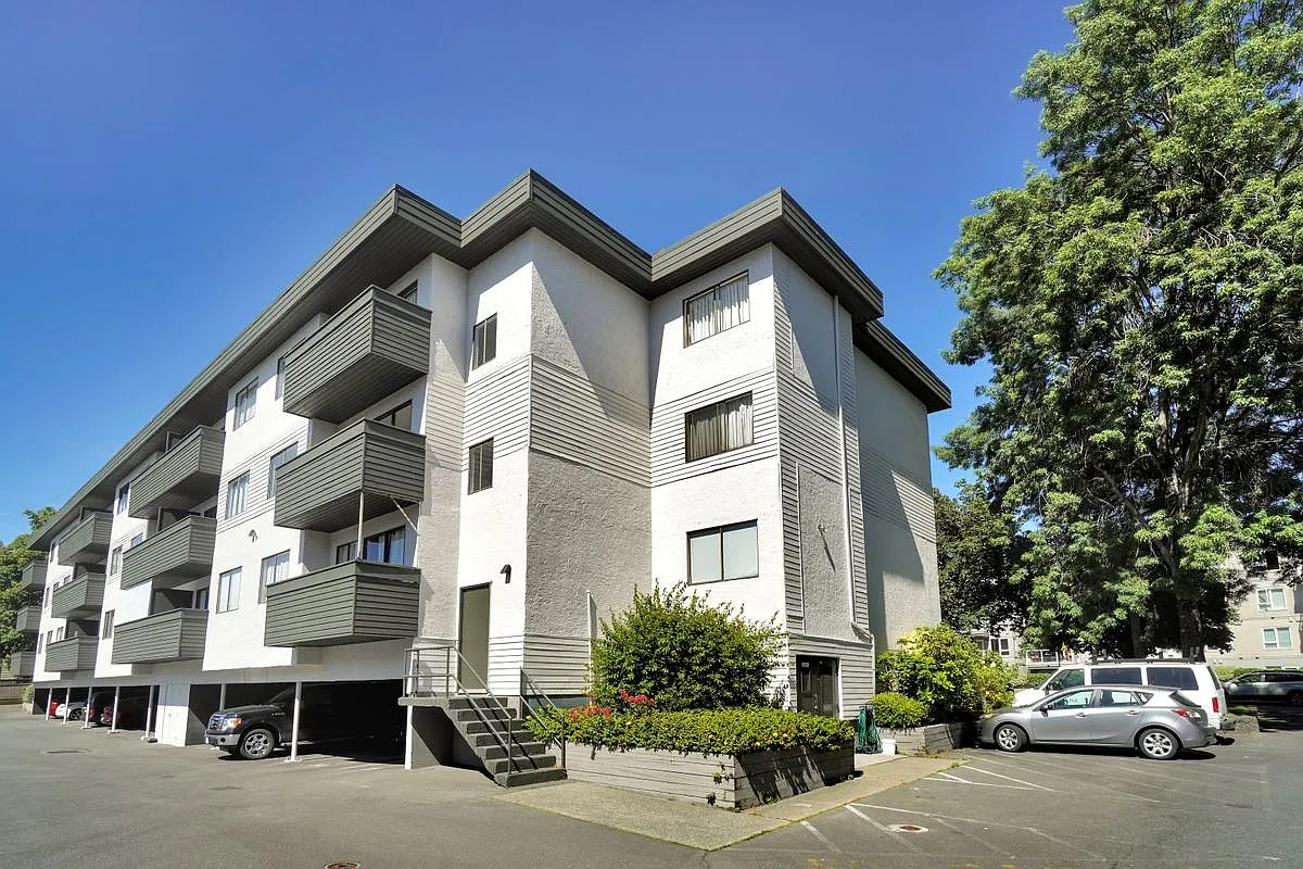Royal Graham Apartments — Photo 3