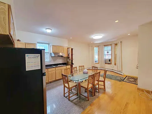 Rented by E Realty International Corp | media 6