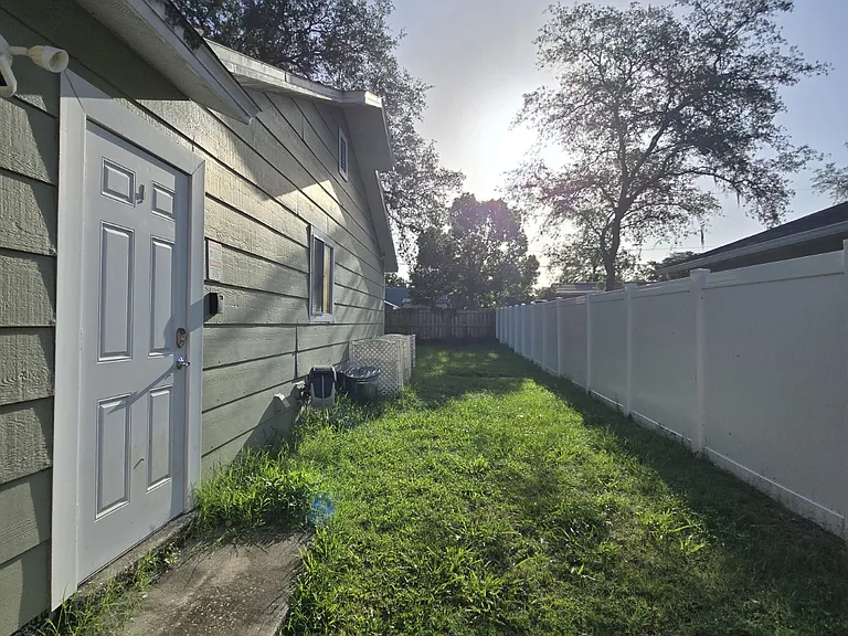 1545 Maxwell Ln — Photo 16