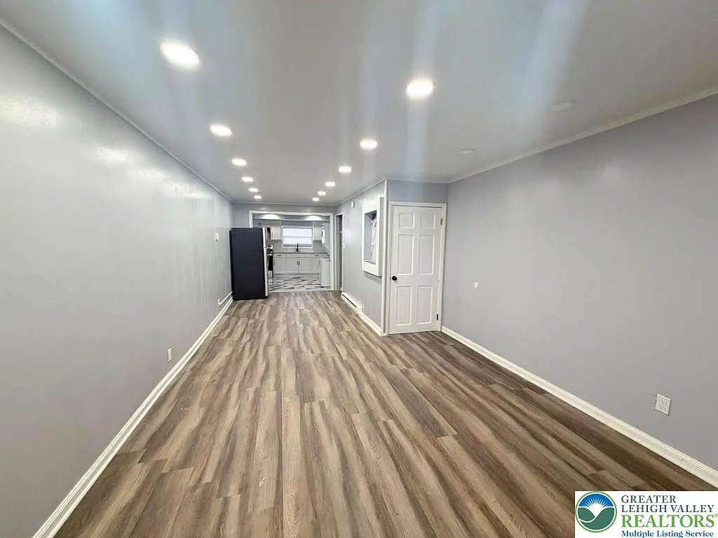 3 bed, 1.0 bath, 1024 sqft, $1,850 — Photo 3