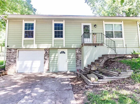808 SE 19th St, Oak Grove, MO 64075