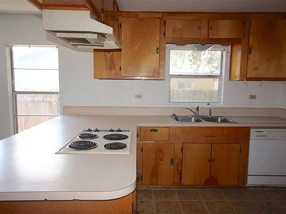 5th image of 705 E Fannin St