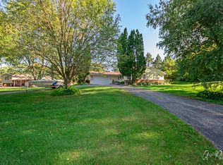 857 Willow Ln, Dundee, IL 60118