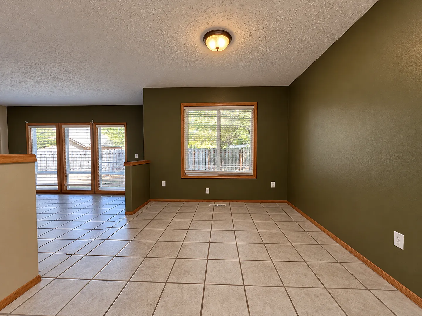 Spacious 3-Bedroom Sherwood Home with Fireplace, Built-Ins & Attached Garage! — Photo 4