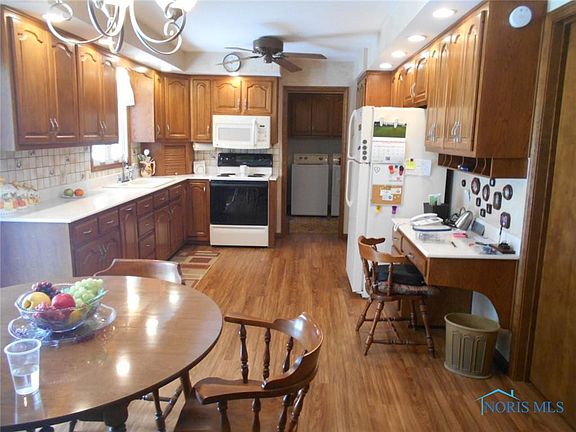 3rd image of 981 Woodside Dr