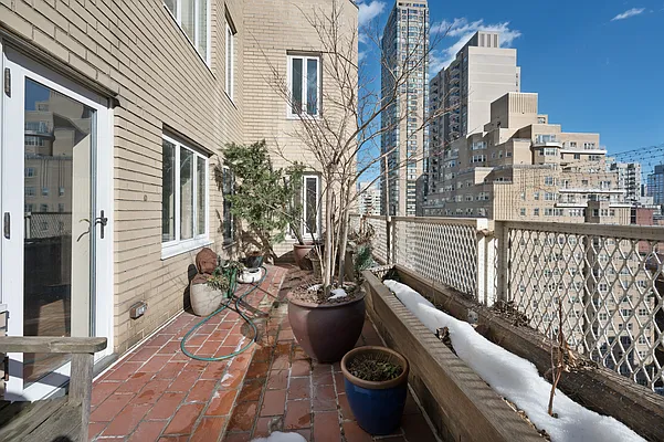 Sold by Miriam Izsak Realty  LLC | media 6