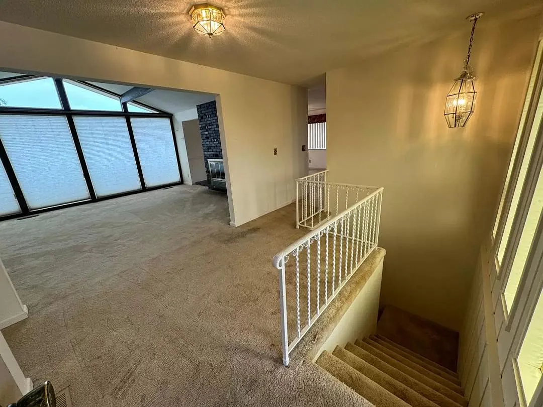 5 bed, 2458 sqft, $2,700 — Photo 2