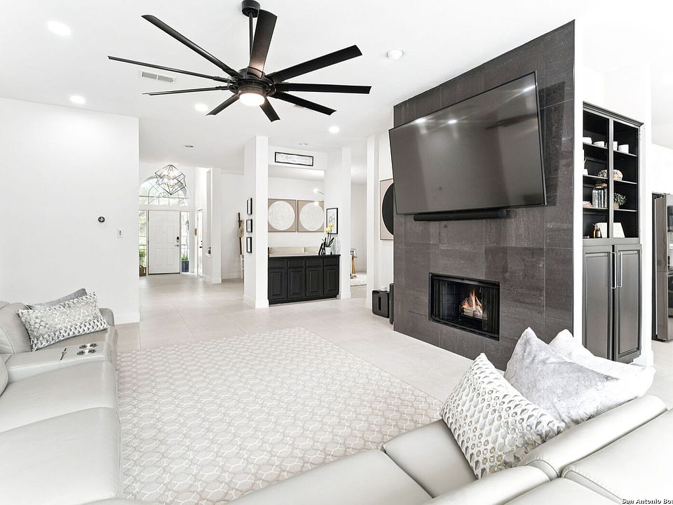 1st image of 2204 Encino Cliff