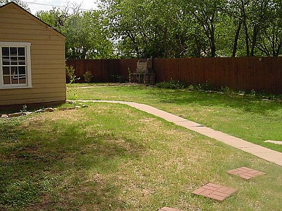 5th image of 809 Ross Ave