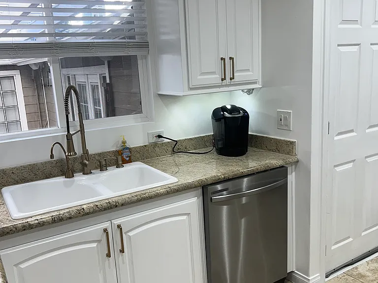 10420 Louise Ave — Photo 4