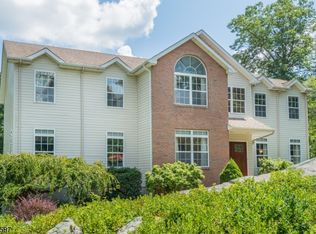 8 Butternut Ter, Kinnelon, NJ 07405