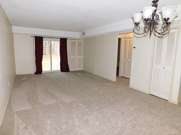 3rd image of 608 Twin Circle Dr