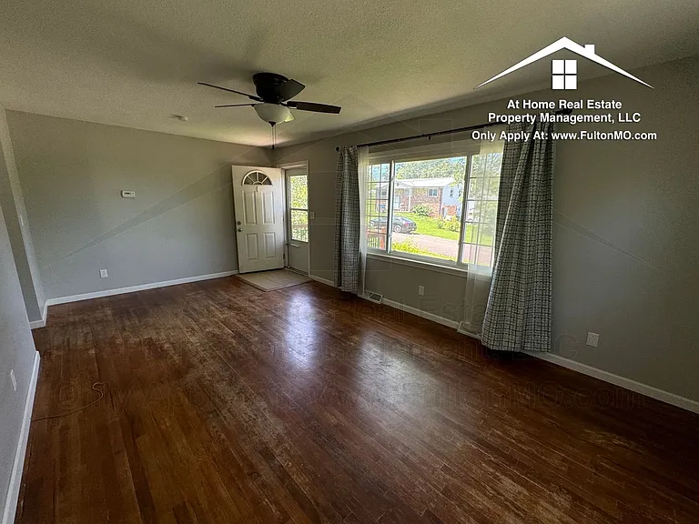 1304 Bradley Ln — Photo 5
