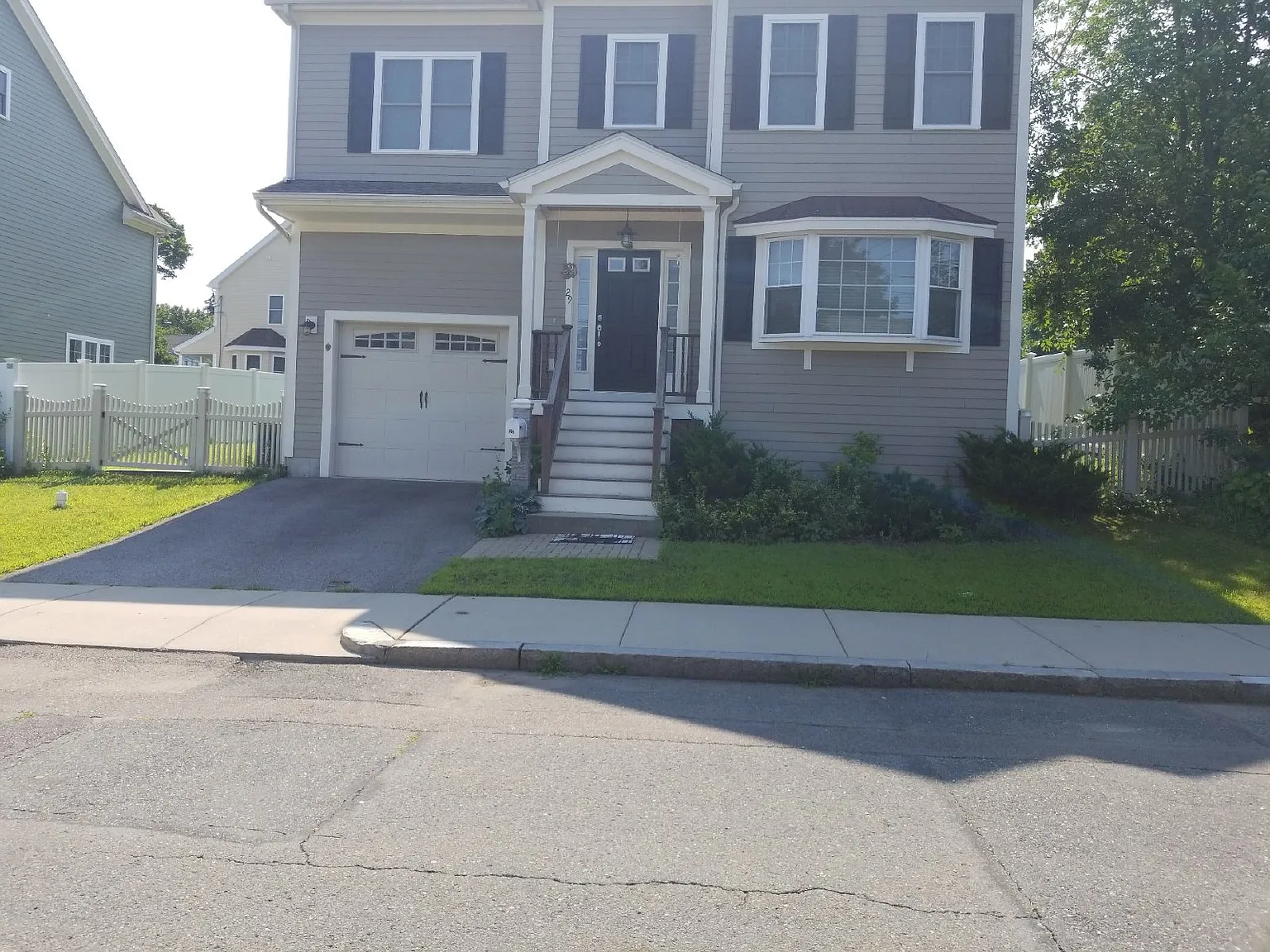 4 bed, 2.5 bath, 2521 sqft, $4,800 — Photo 1