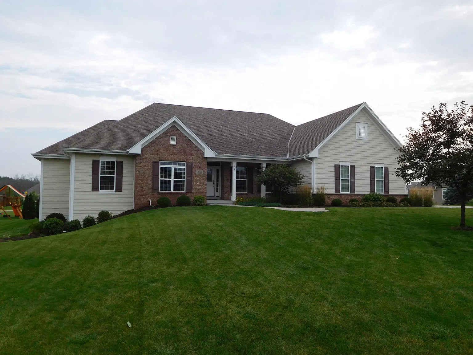 W229N3630 Glen Abby Ct photo 1
