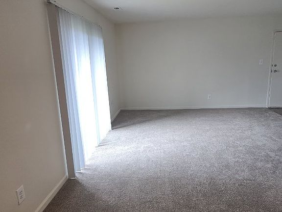2nd image of 162 Hammarlee Rd APT L