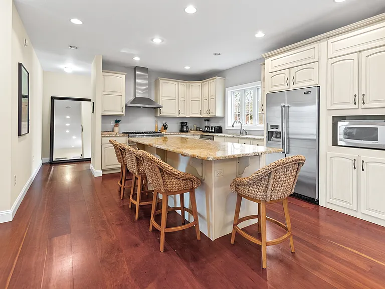 Hillside Dr W — Photo 10