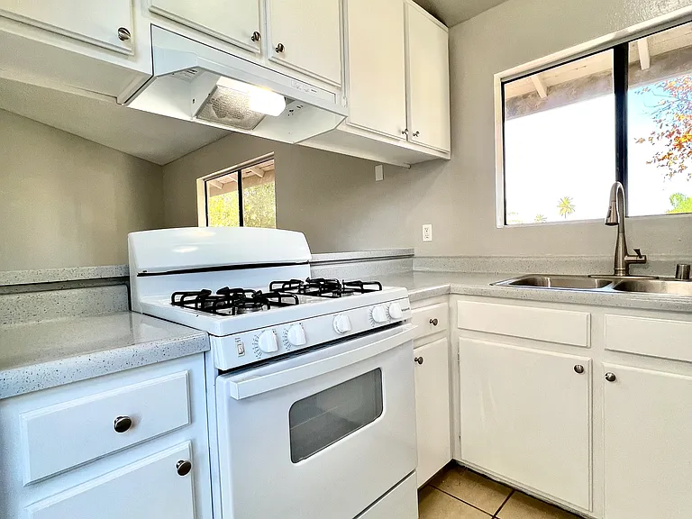 2211 Cedar Ave #302 — Photo 4
