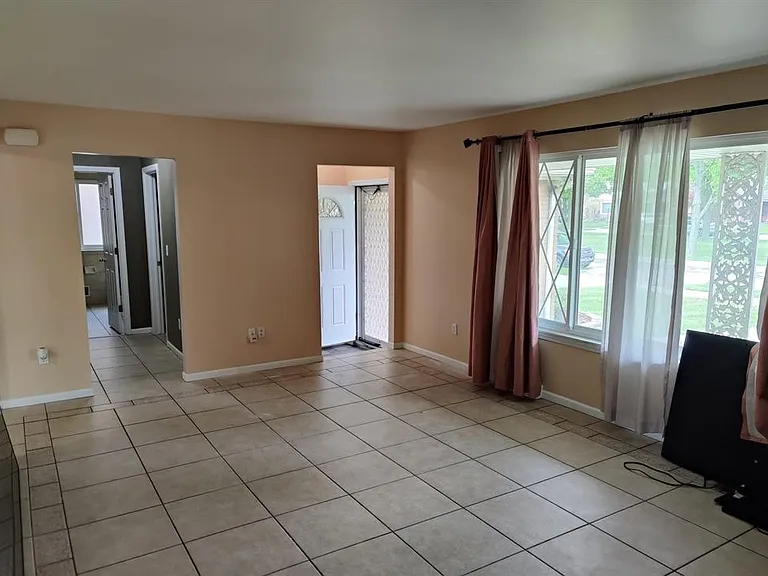 7251 Oakman Blvd — Photo 5