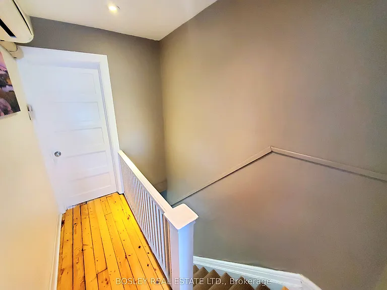 597 Carlaw Ave #UPPER — Photo 11