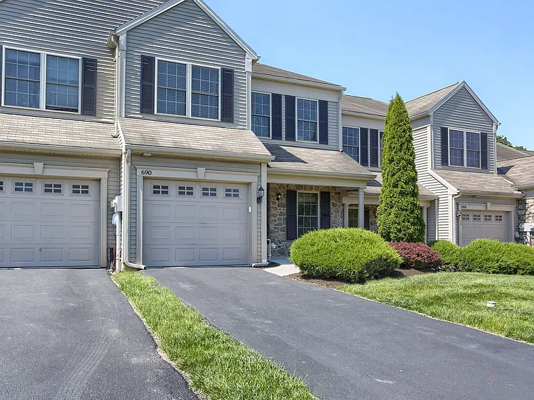 690 Stoverdale Rd — Photo 2