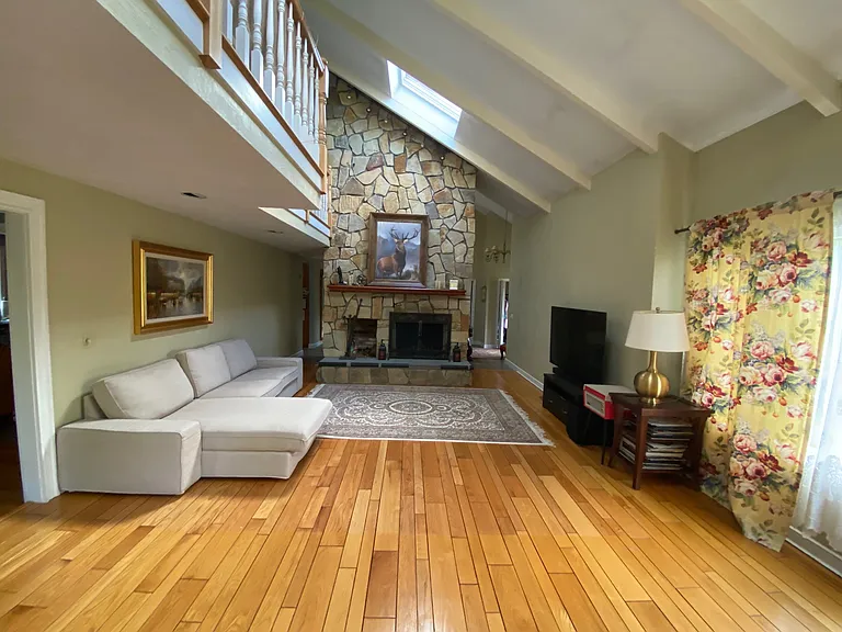 23 Hunting Ln #23 — Photo 3