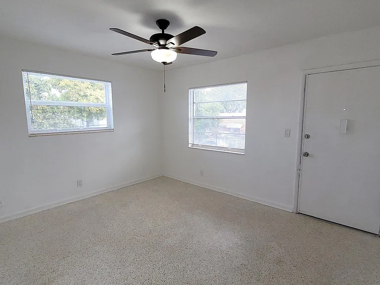 831 SW 4th St #6 — Photo 6