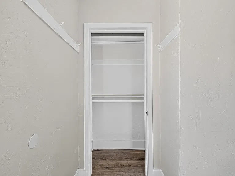 1049 E 5th Street — Photo 24