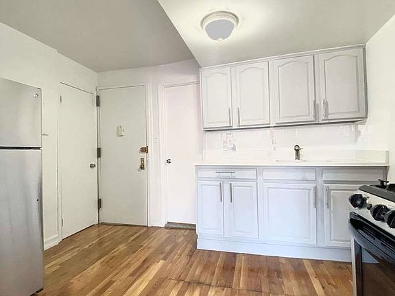 3rd image of 154 E 110th St #C8