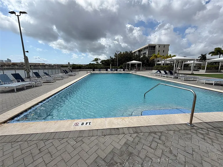 18031 Biscayne Blvd #904 — Photo 25