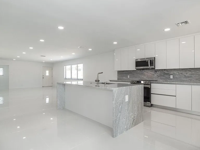 524 NW 53rd St — Photo 3