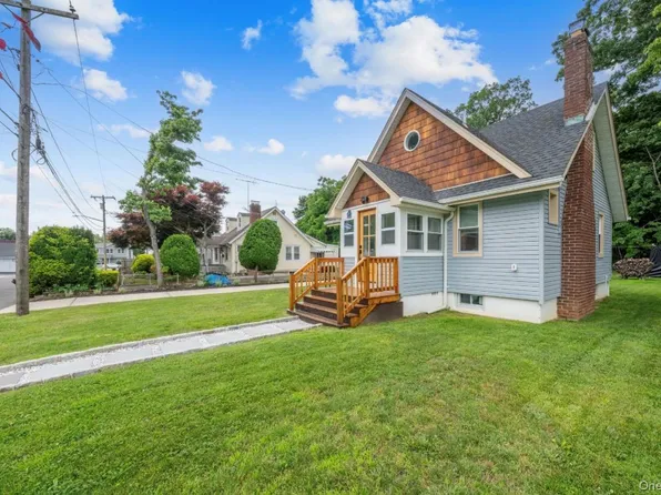 8 Rosewood Ave, Amityville, NY 11701