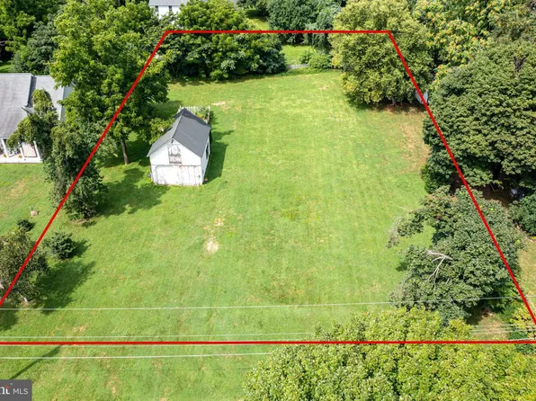 11 S Locust St #B, Round Hill, VA 20141