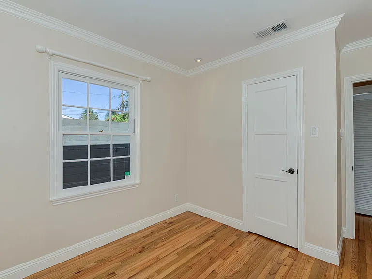 324 Flower St — Photo 24