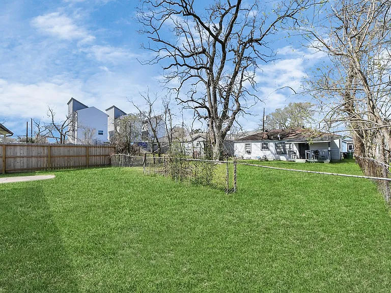 6832 Foster St — Photo 7