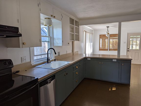 Kitchen with breakfast bar.