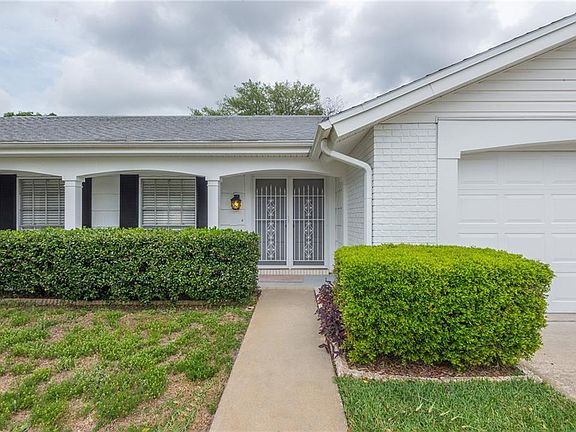 3rd image of 12108 Meadowbrook Ln