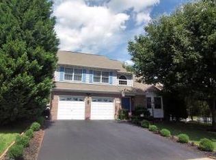 405 Hawk Ridge Ln, Sykesville, MD 21784