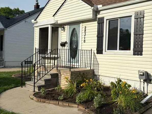 28316 Larchmont St, Saint Clair Shores, MI 48081