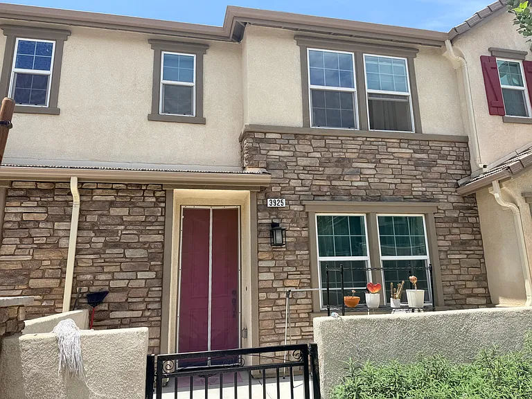 3925 E Carmel Privado — Photo 2